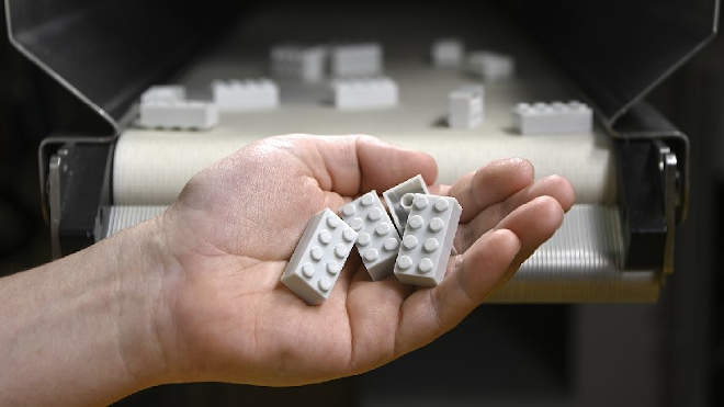 A Lego újrahasznosított műanyagból készült kocka prototípusát mutatta be